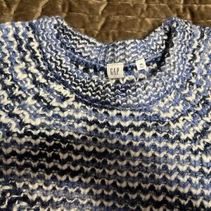GAP Women's Striped Blue and White Sweater